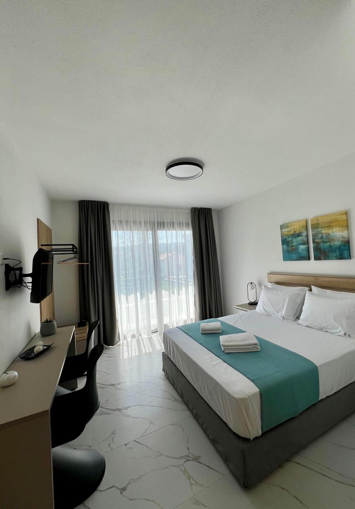 Four Shades Luxury Suites Sarti Bagian luar foto
