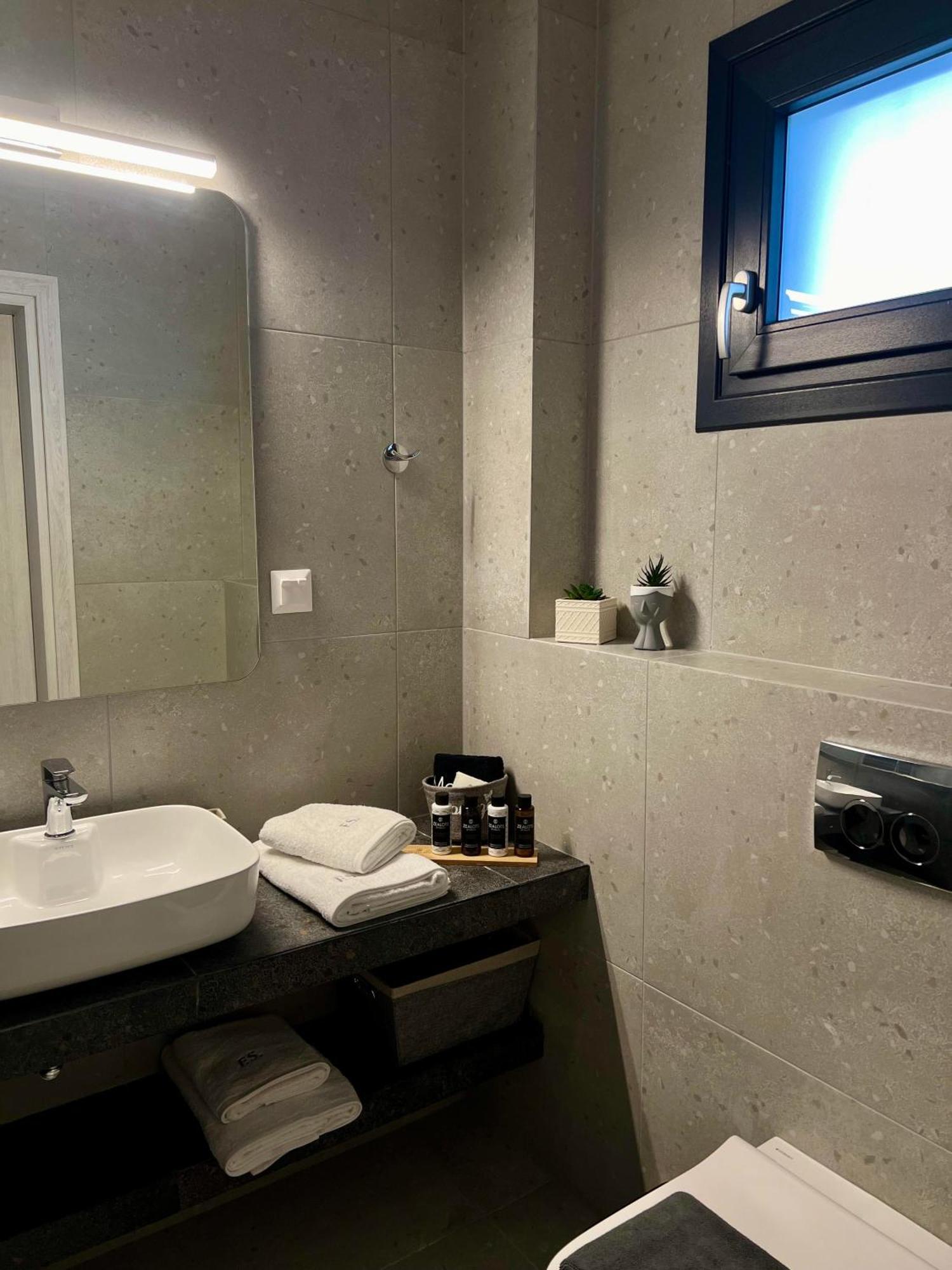 Four Shades Luxury Suites Sarti Bagian luar foto